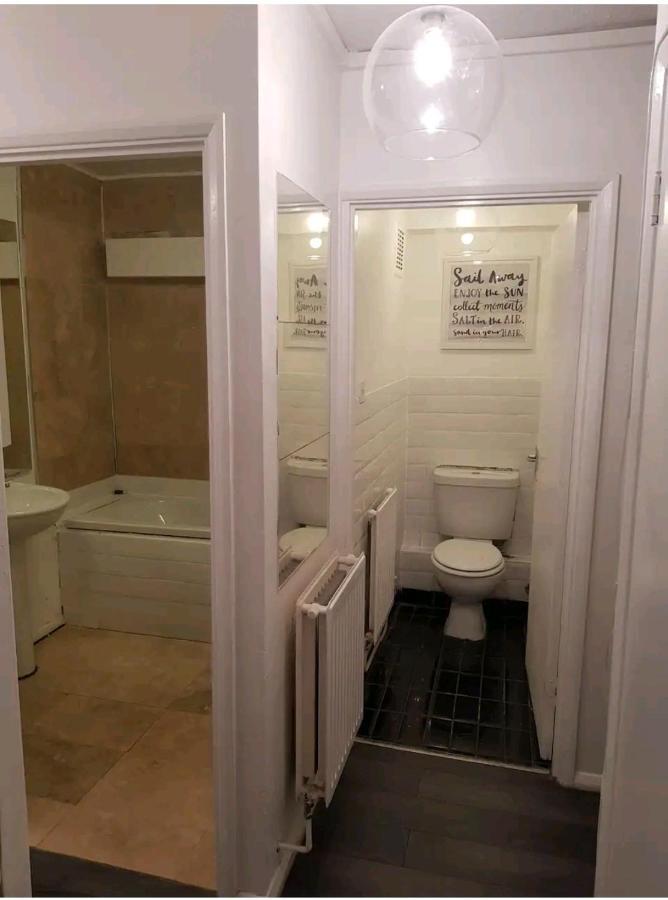 R1 Superking Sized Bed & 65" Tv On The Wall In Clapham Διαμέρισμα Λονδίνο Εξωτερικό φωτογραφία