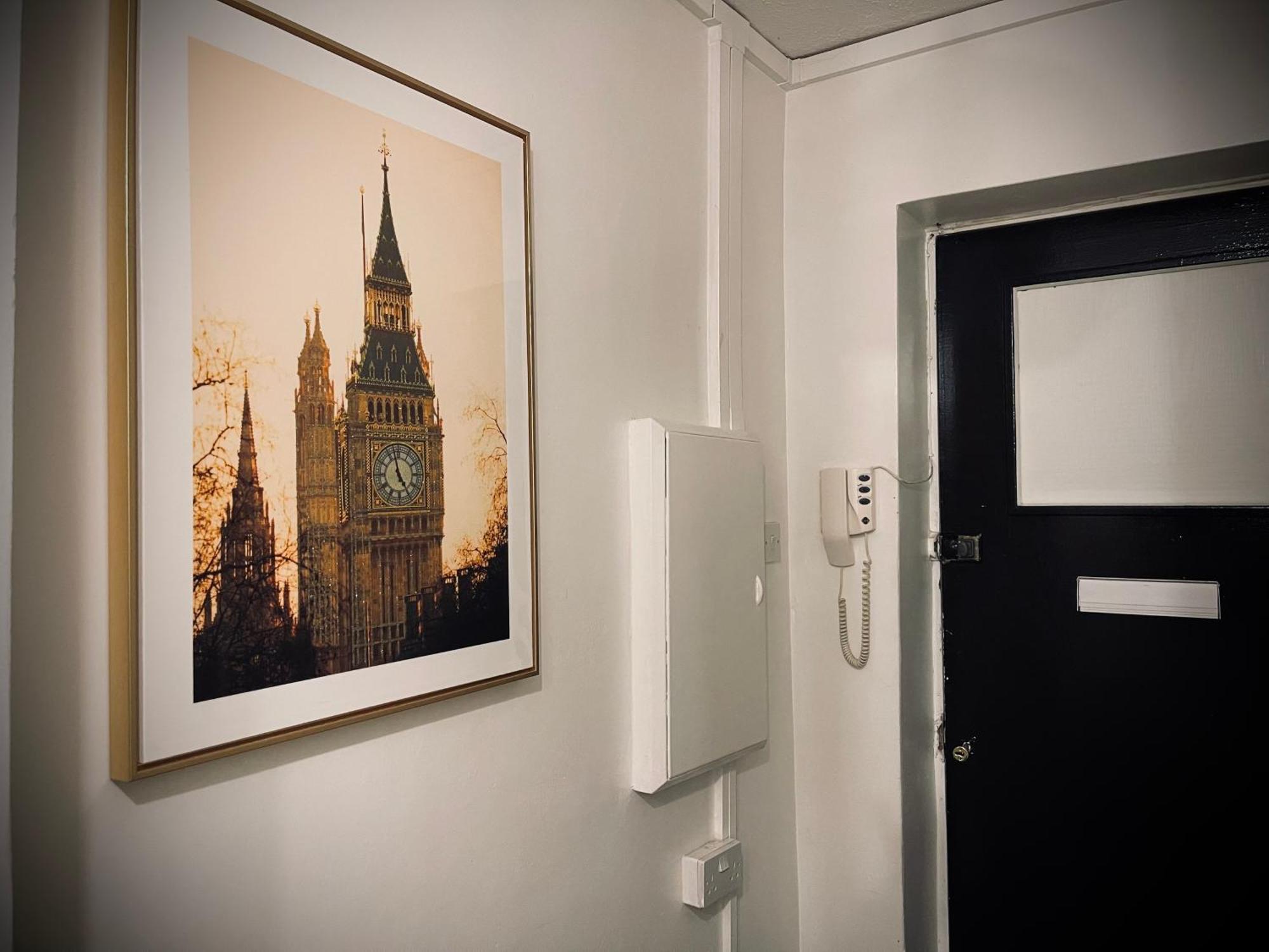 R1 Superking Sized Bed & 65" Tv On The Wall In Clapham Διαμέρισμα Λονδίνο Εξωτερικό φωτογραφία